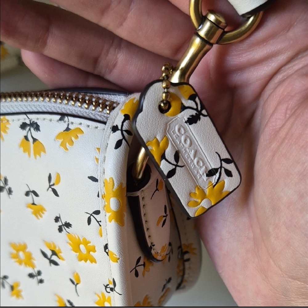Coach Daisies Floral Print Swinger 20 Bag (Shoulder Bag or Clutch) - Picture 3 of 6
